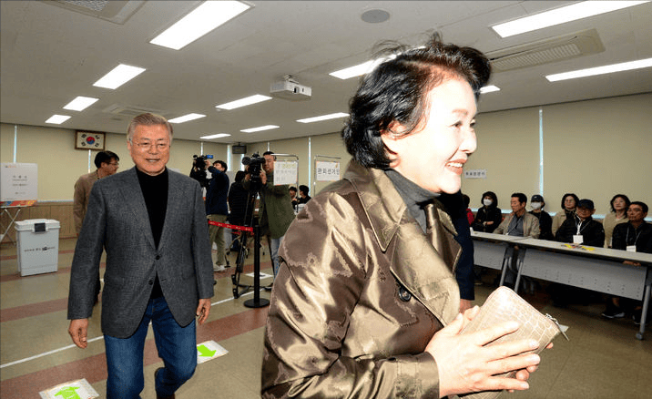 变成老头了,夫人穿印花风衣好嫩_金正淑_生活_造型