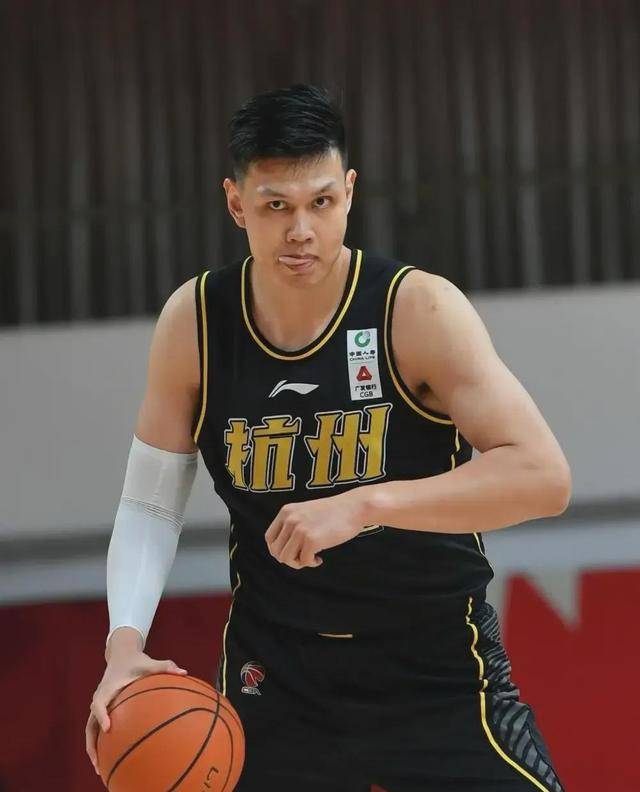 6个.5号位:许钟豪,cba名将,作为广厦队的重要替补,场均上场15.