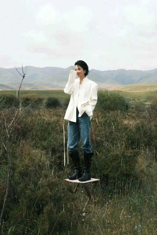 原创60岁毛阿敏带火一种新穿法上半身开会下半身时尚优雅又时髦