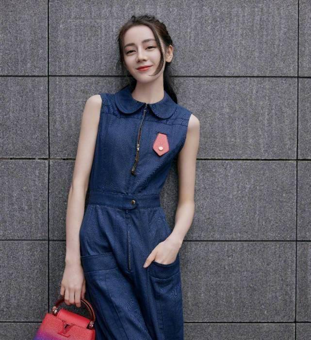 但同时也不禁让人感叹,或许是因为迪丽热巴即将迈入三十岁的年纪,所以