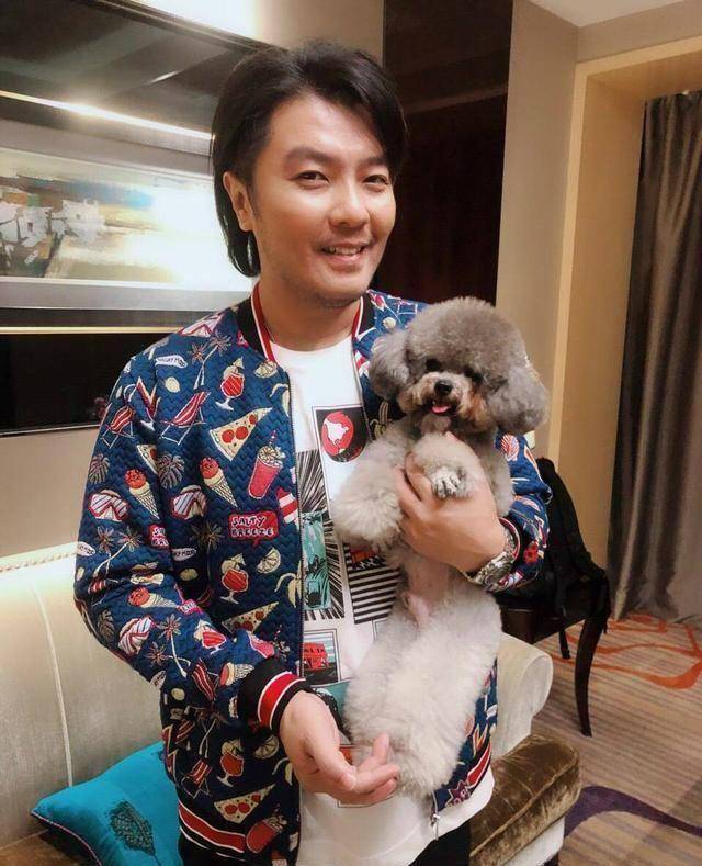 原创阿杜胖到认不出穿大红毛衣配小白鞋倒显年轻却难逃中年发福