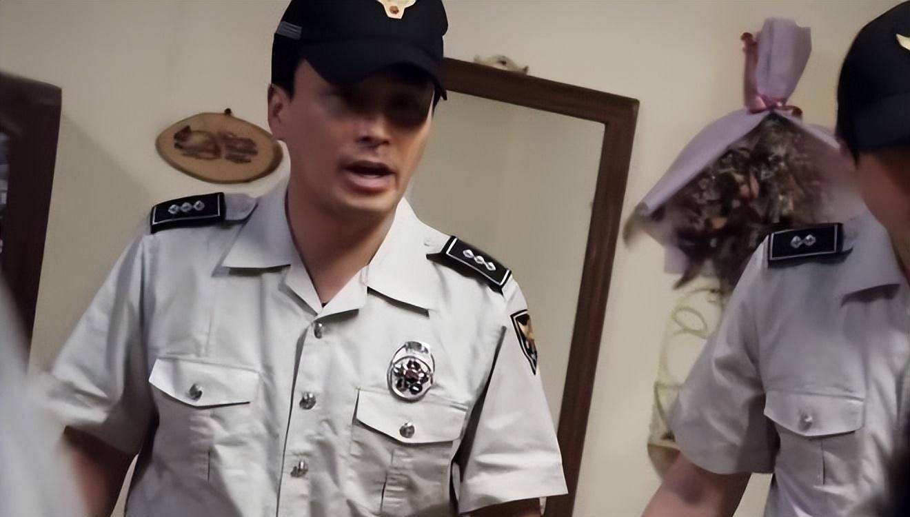 房内并没有李允熙的身影,也没有任何打斗和血迹