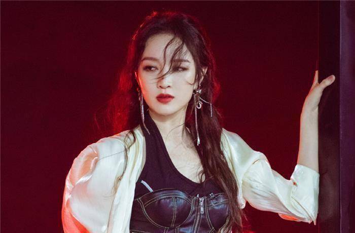 作为人们最喜欢的歌手,朱婧汐实力很强.她曾经为鹿晗写过一首歌.