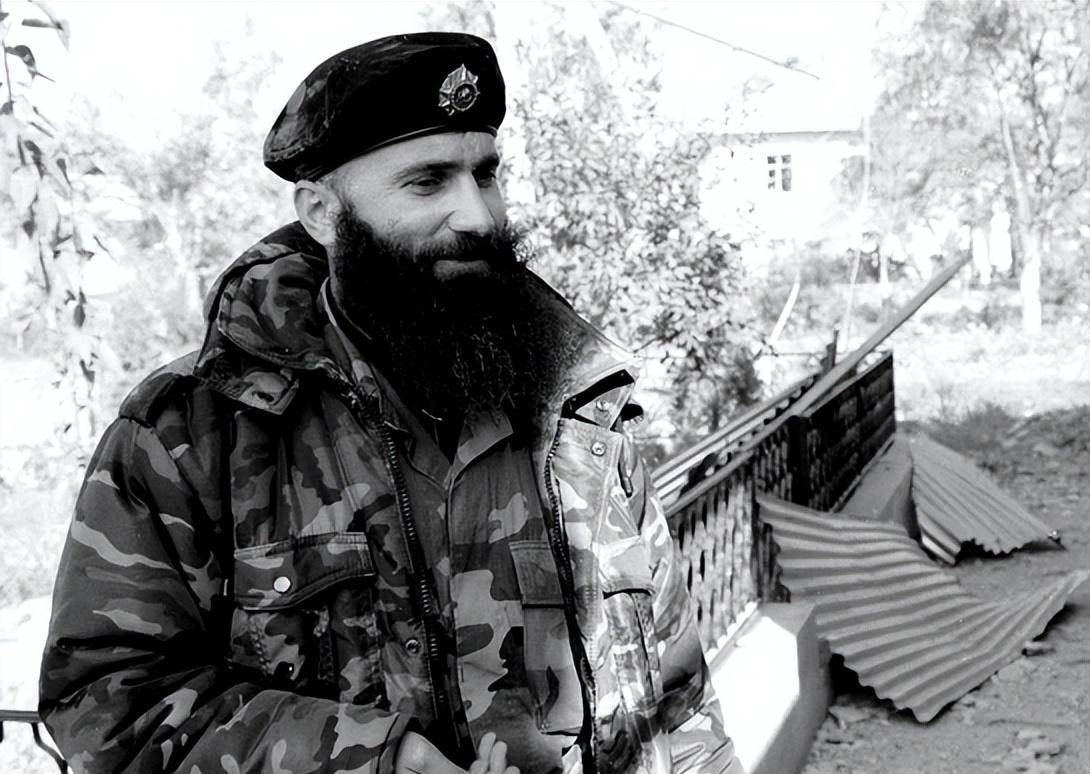 原创苦战恐怖魔头10年悬赏3亿无人敢接俄罗斯如何猎杀巴萨耶夫