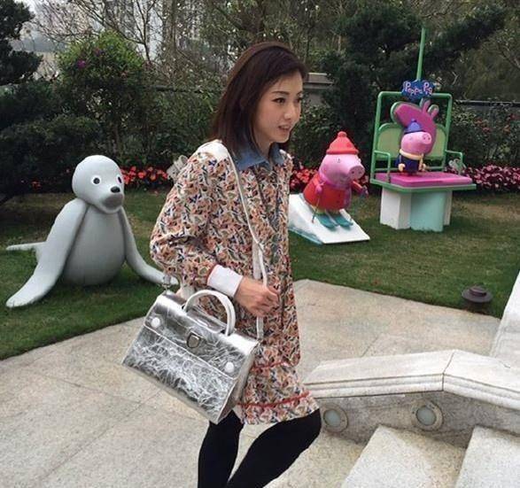 原创被甘比的少女感折服了粉嫩穿搭配半丸子头39岁嫩得宛如学生妹