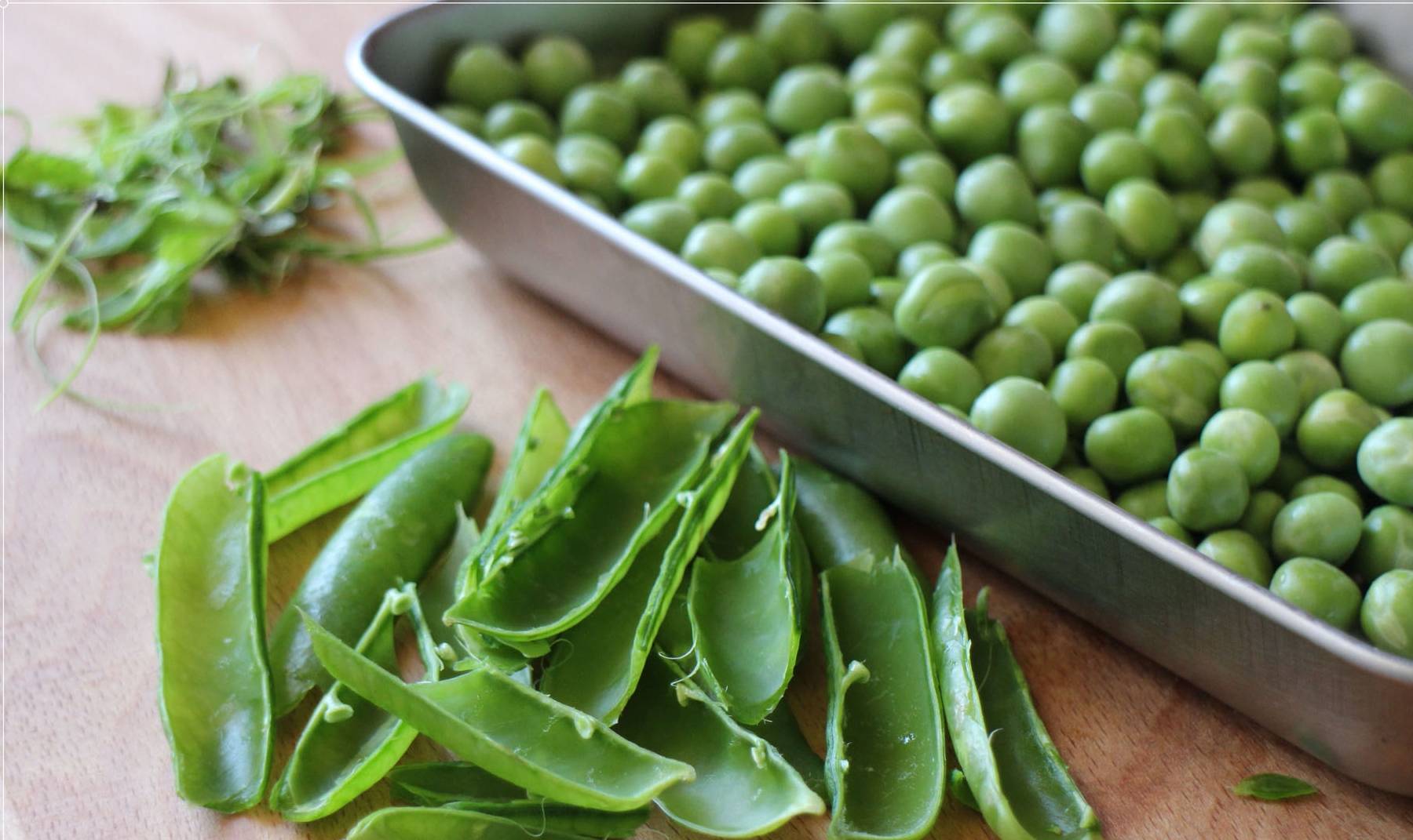 取一些小一点嫩一点豌豆壳,剥掉豆荚边缘的硬茎清洗干净.