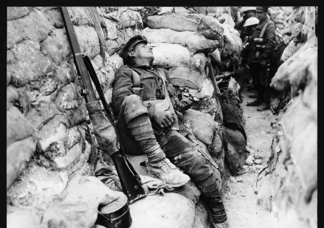 索姆河战役期间,一名炮兵官员在加拿大重型榴弹炮上写下了圣诞节的