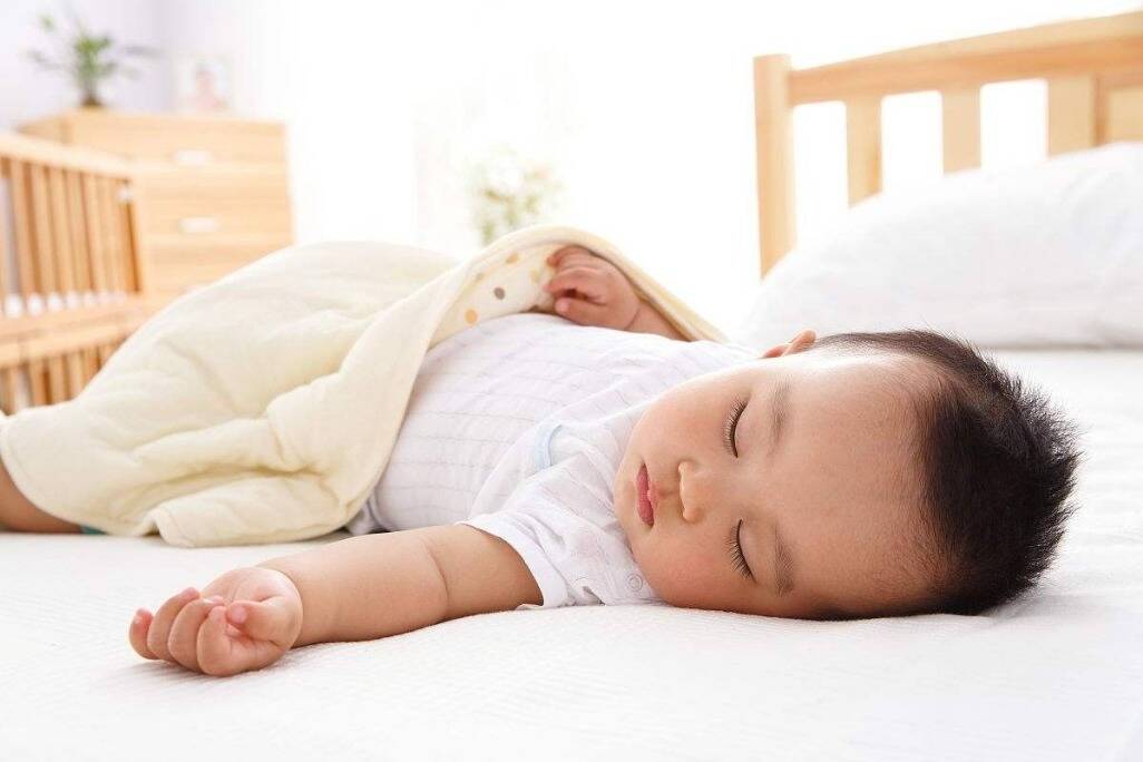 为什么小孩晚上睡觉总爱踢被子,却没有着凉生病,这是为什么呢?