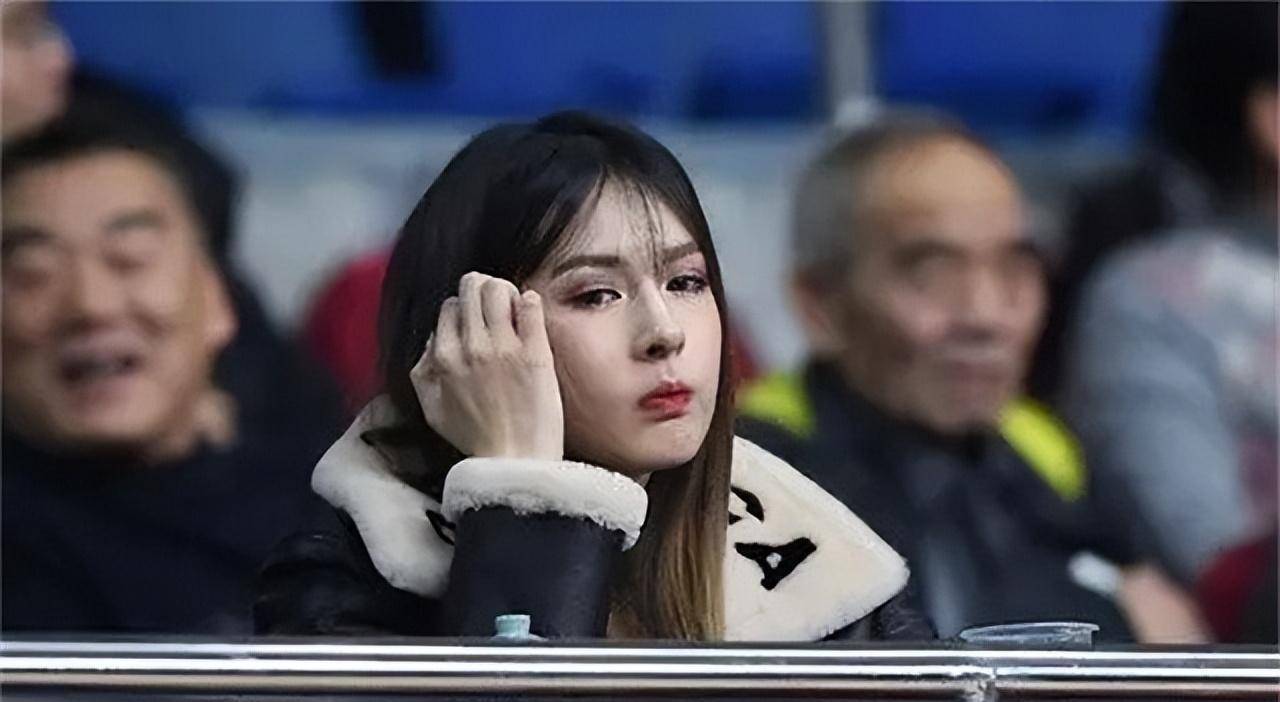 宁波主帅阿的江妻子年过50仍气质十足女儿阿迪娜太美了