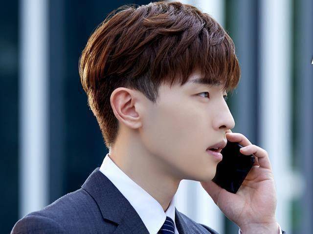 原创本是团魂炸裂的一刻但是看到邓伦手指上的戒指网友不淡定了