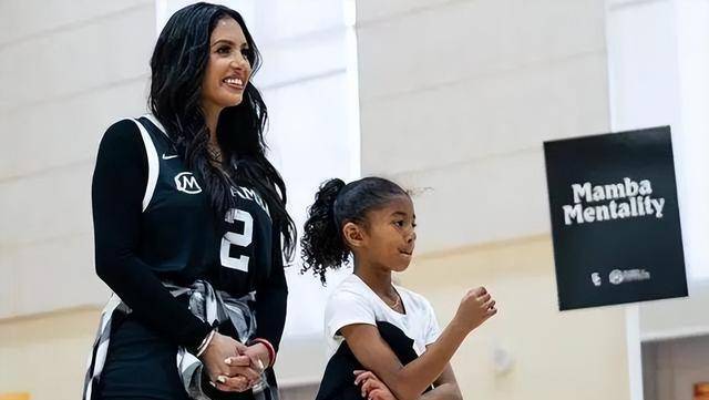 2021年,科比的大女儿娜塔莉亚,跟随着妈妈的脚步,签约成为了一名模特.