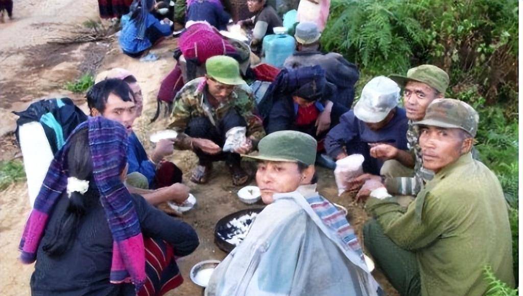 原创佤邦公审大会真实记录杀人团伙被判死刑围观群众拍手叫好