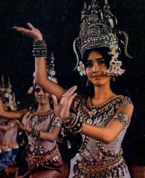 如果按辈数,帕花黛维公主就成了她父亲西哈努克国王的舅妈.