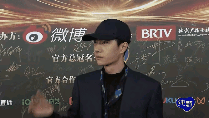 原创王一博你终于不戴帽子了却被网友怀疑脱发才戴的假发引热议