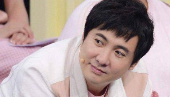 原创潘长江在台上突然摔倒沈腾脱口而出一句话堪称救场教科书