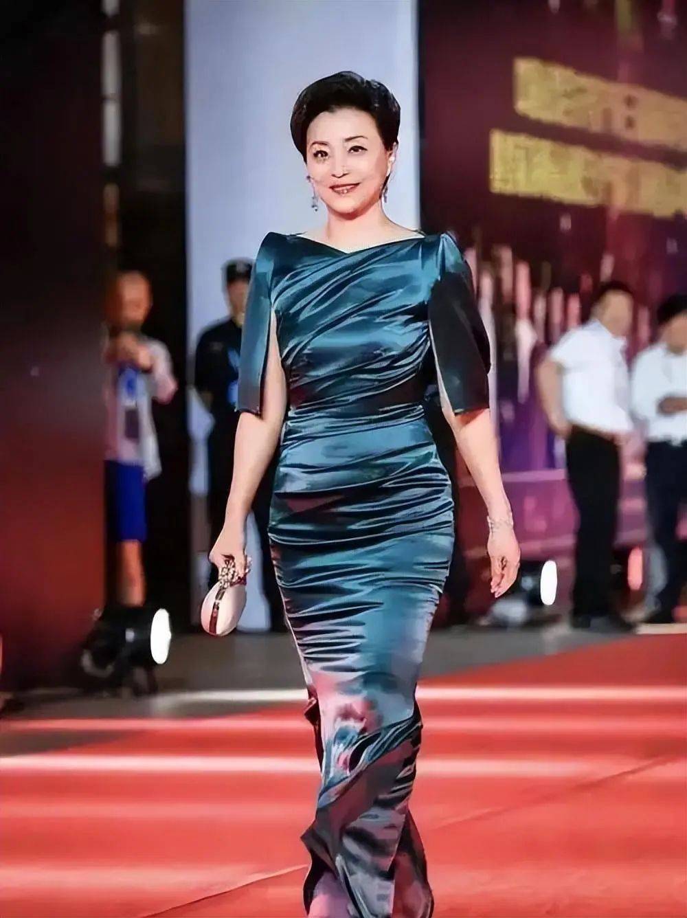 琥珀色的长裙,勾勒出杨澜的身材曲线,看起来丰满又有韵味,非常的端庄