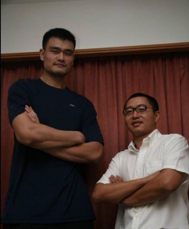 姚明又开始"皮"了起来,在于嘉已经将手伸起来之后,姚明的手在空中转换