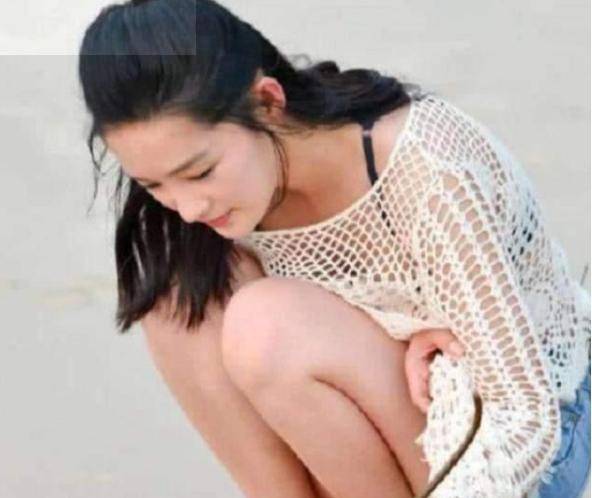 李沁的身材有多撩?看她蹲在沙滩上的样子,网友:太美