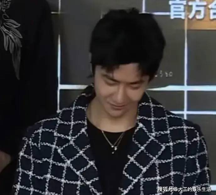 王一博你终于不戴帽子了!却被网友怀疑脱发才戴的假发引热议