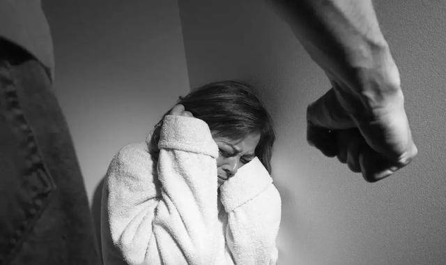 原创纪实刘彩霞先杀闺蜜再杀情夫丈夫帮其抛尸一手毁掉三个家