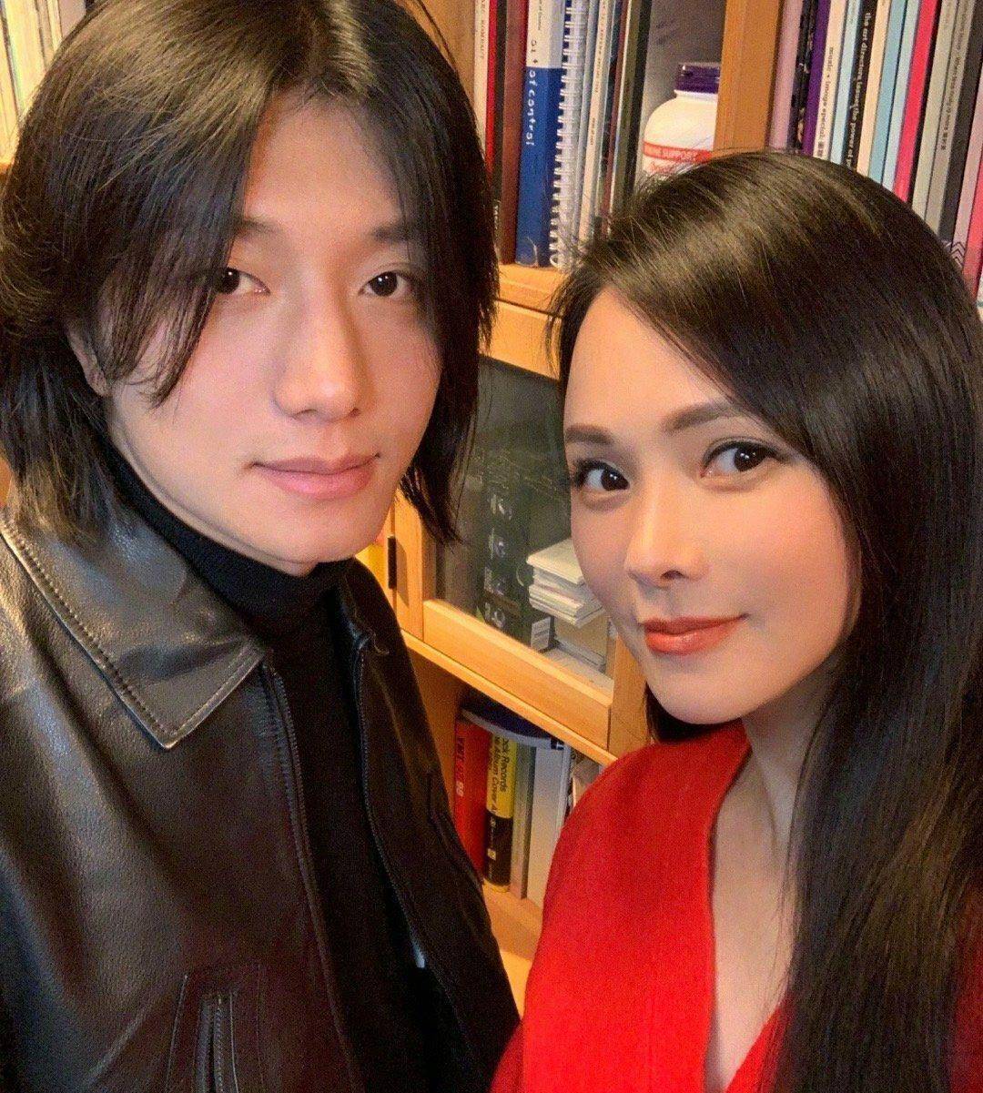 原创伊能静晒和迷弟合影上演琼瑶式发文你虽少年气息内里是个害羞深刻