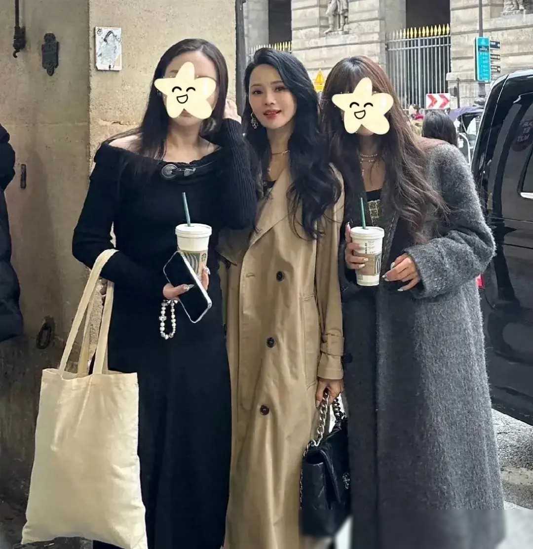 原创伊能静跟粉丝合影皮肤白皙少女感十足保养得宜引称赞