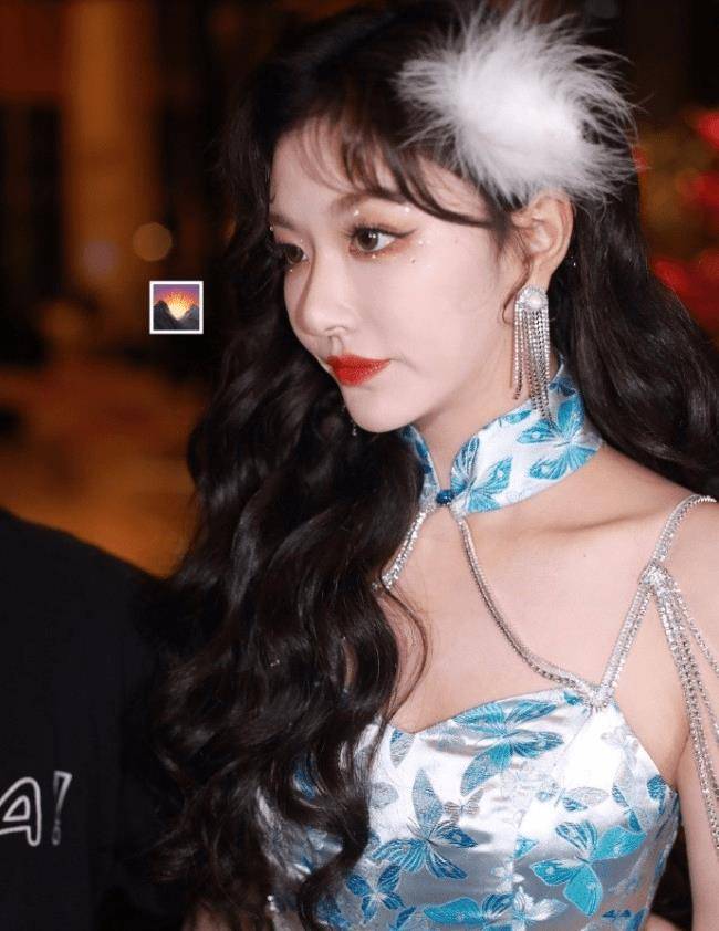 一位自称嘉羿前女友的人爆料,嘉羿在有女友的前提下,还和孔雪儿暧昧不