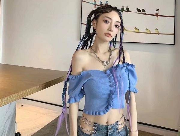 原创李小璐扎脏辫拍写真穿着简单秀火辣身材嘻哈范十足