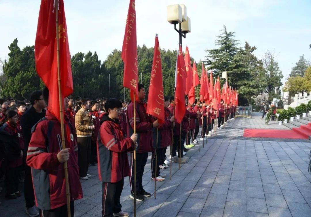 文通中学开展清明祭扫活动