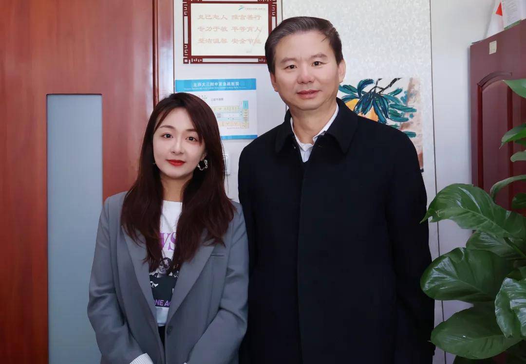 毕业后回到母校阳泉市荫营中学任教,先后担任班主任,年级长,副校长等