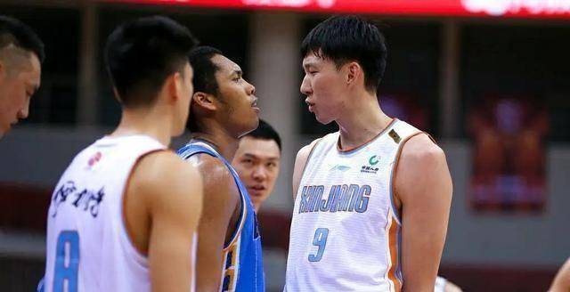 26岁的周琦身高216cm,体重113kg,2020-2021赛季周琦代表新疆队出战43