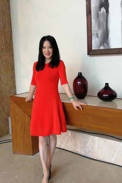 任静52岁不肯服老还穿紧身运动装身材干瘪俨然一个老太太