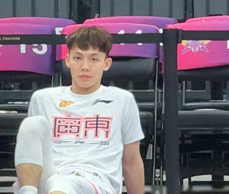 比赛中,广东宏远队的徐杰展现了令人惊叹的勇气和决心.