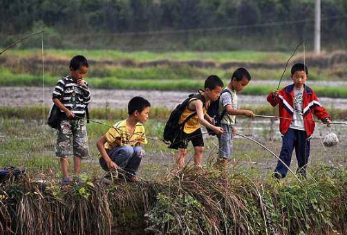 那时候容易满足,幸福感超高,尤其是农村小孩的童年,那时候虽然物质上