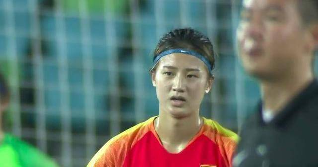 55分钟,朝鲜发动反击,在接连配合之后,李春香下底传中,慈云荣门前头球