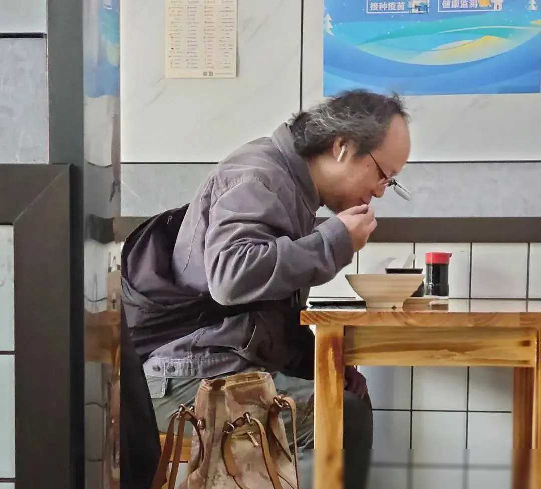 55岁窦唯发福露面,秃顶变化大到灵隐寺溜达_生活_音乐_王菲