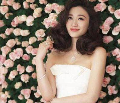 "冻龄"美女李小冉,再次为内衣代言,尽显火辣身材_魅力_广告_演技