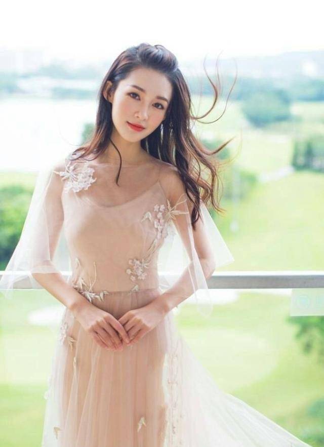 原创出道近十年李沁穿搭都是非常有品位的每次现身都感觉气质超好