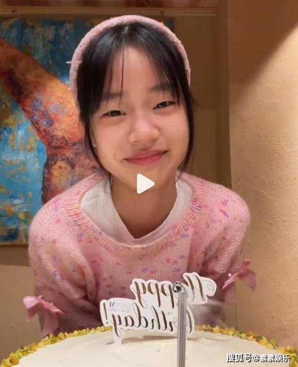 小S小女儿庆祝12岁生日，在蛋糕面前鬼马精灵，比两个姐姐还漂亮 