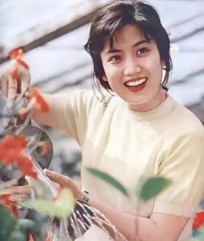 原创刘晓庆甘当绿叶因一包薯片下海经商的李秀明如今身价过亿