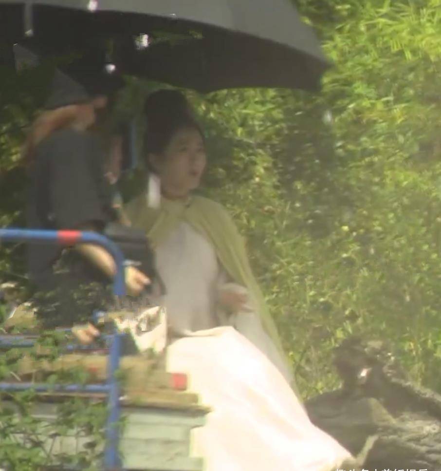 原创不红有多惨秦岚片场多人照顾排场大黄海冰独自一旁抽烟显落寞