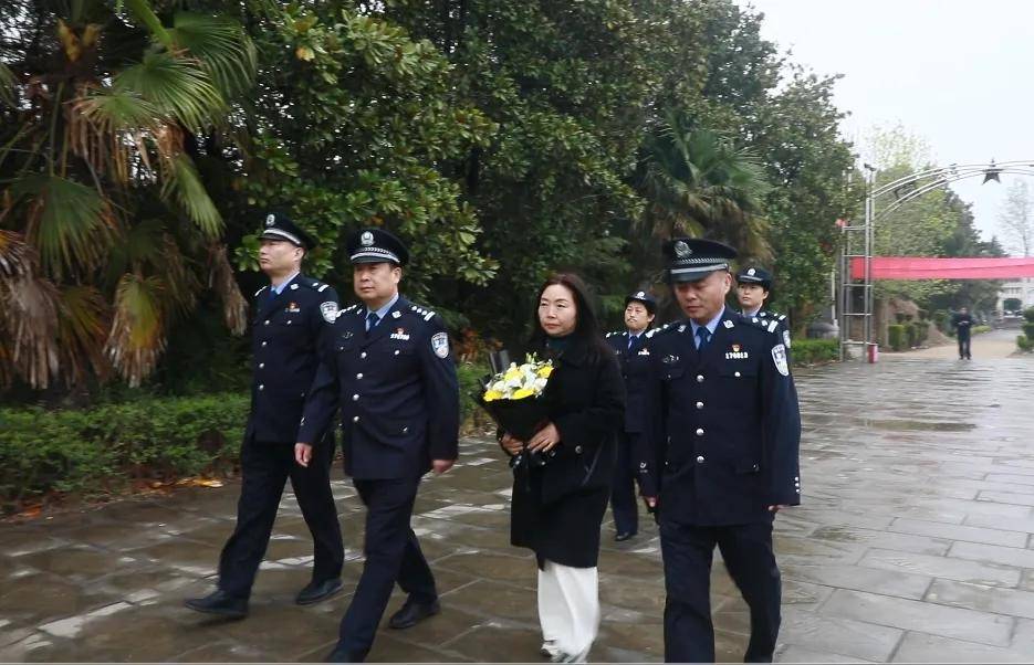 致敬缅怀奋进商水县公安局清明祭奠公安英烈