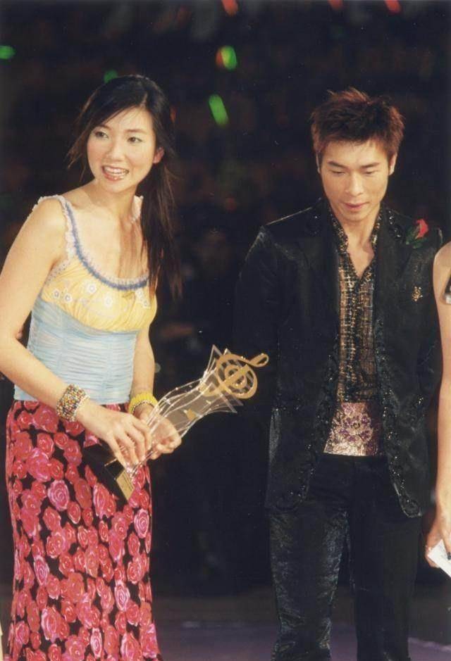 2000年车婉婉终于一击即中,和许志安合唱《会过去的》唱到街知巷闻.