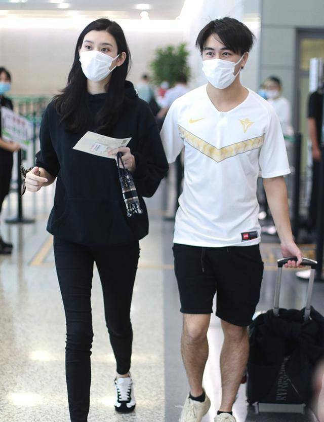 原创奚梦瑶夫妇合体现身机场何猷君眼神好宠溺俩人同戴婚戒秀恩爱