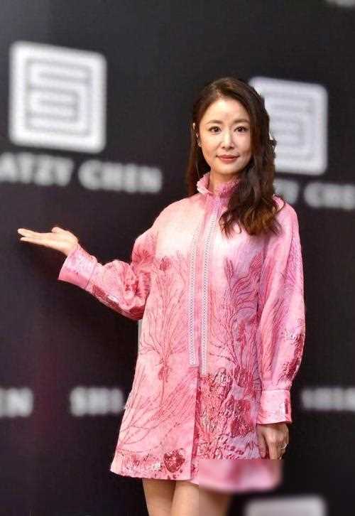 原创林心如出席活动生图曝光网友发腮明显与妈妈差距大