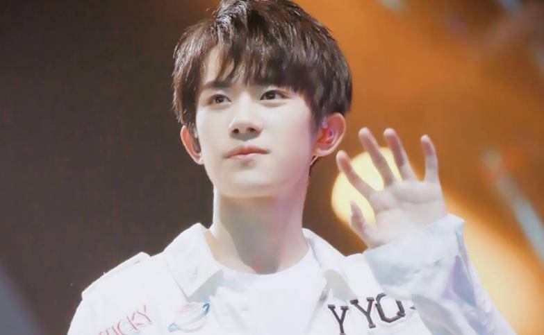 易烊千玺获大学生喜爱男主角,颜值与才华并存,难怪让人挪不开眼_成绩