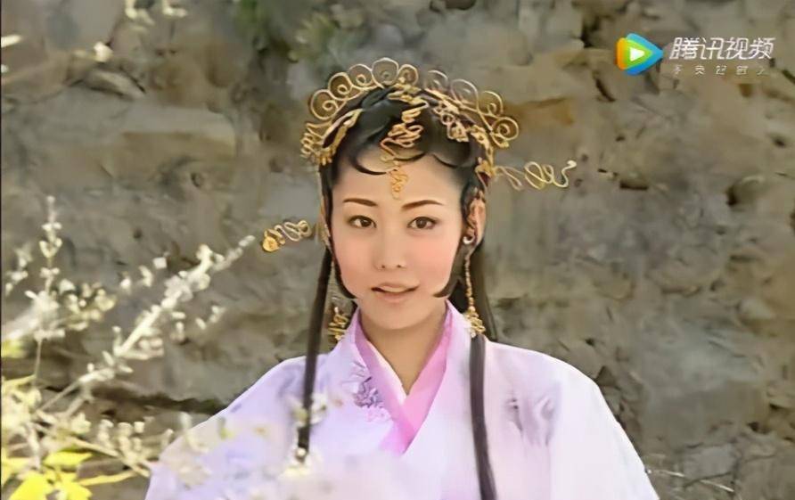 她在白蛇传中饰演的小青,妩媚灵动,温柔中带着一点点小时尚,整体给人