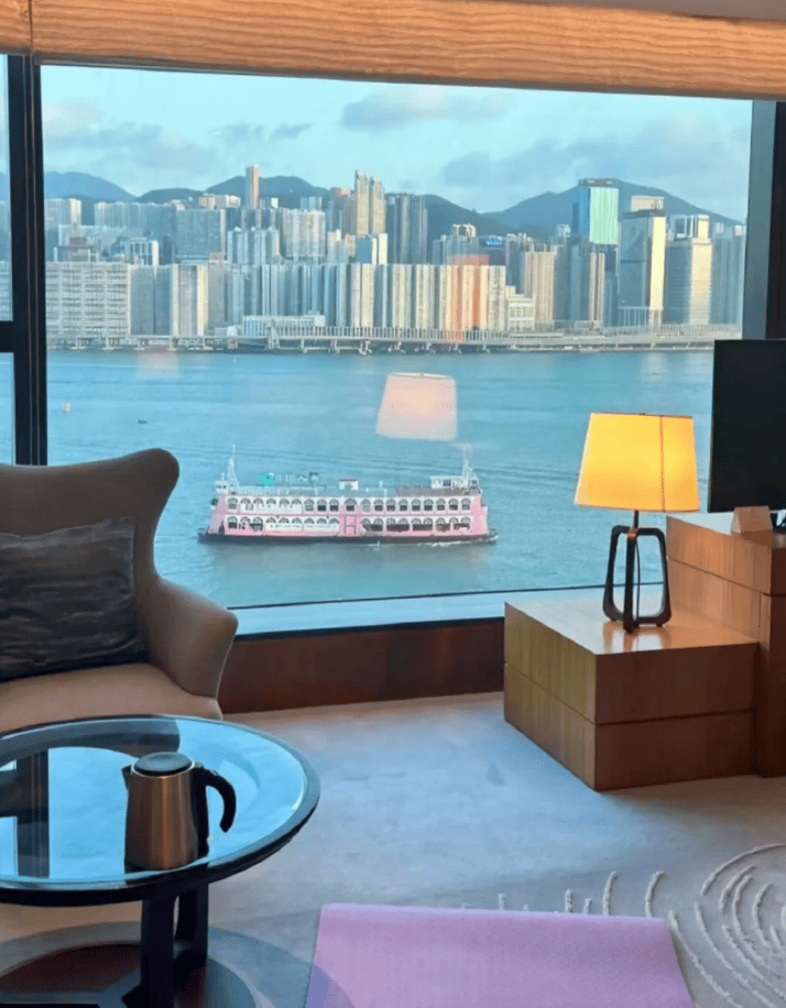 黄大仙庙——免税中心—太平山—浅水湾—港珠澳大桥—澳门—住澳门