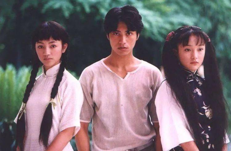 她还曾和蒋雯丽,那英,梁静共同出演了一部名叫《好想好想谈恋爱》的剧