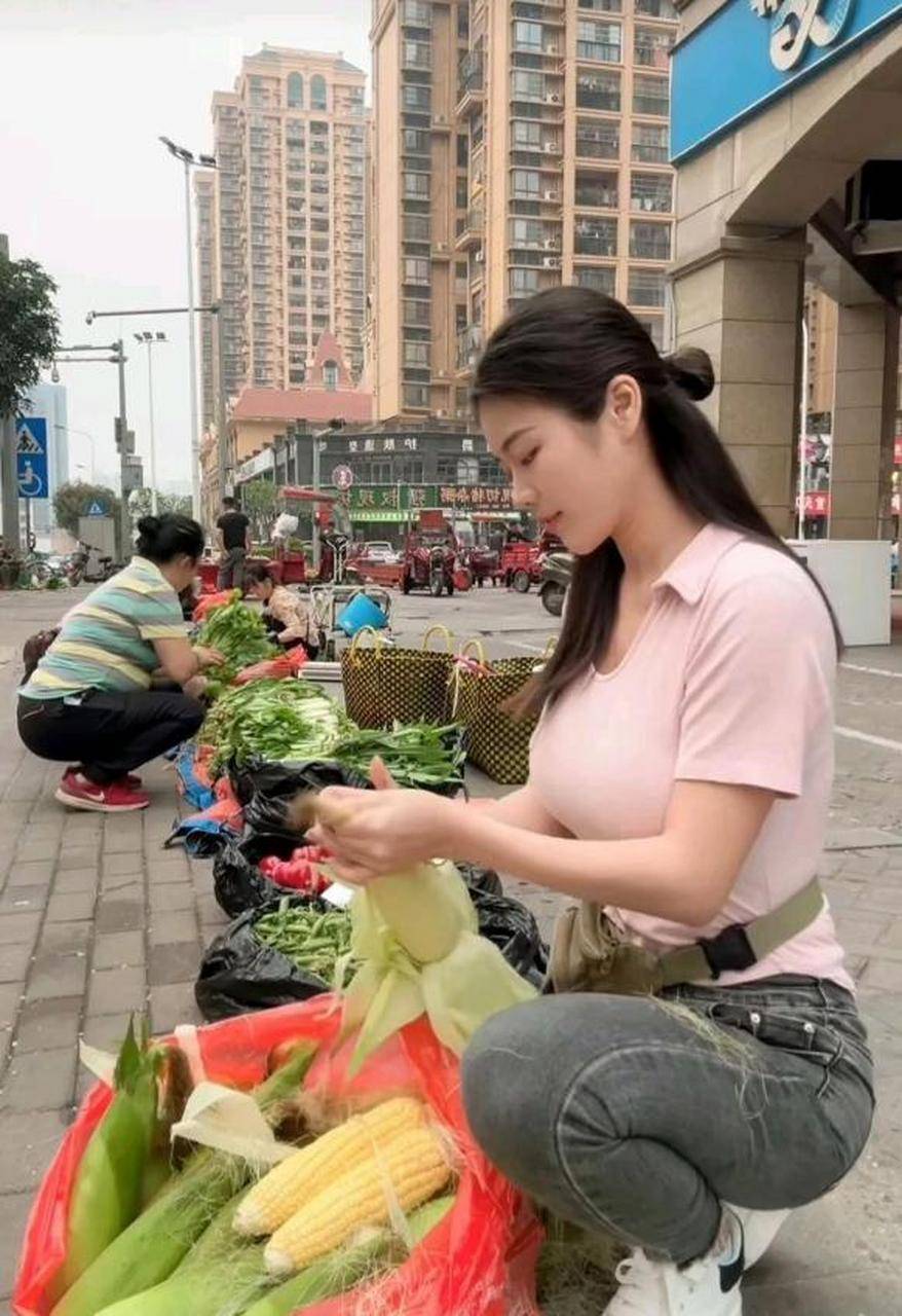 四十岁卖菜大姐魅力不减小伙每日买菜只为睹芳颜